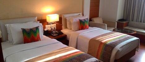 Colchones con pillow-top, minibar y caja de seguridad en la habitación