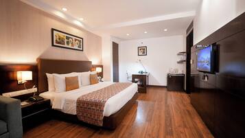 Deluxe Room | Pillow-top beds, minibar, in-room safe, desk