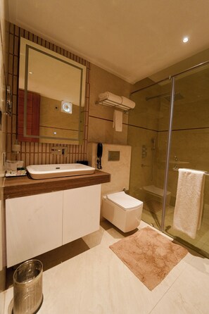 Suite, 2 lits doubles | Salle de bain
