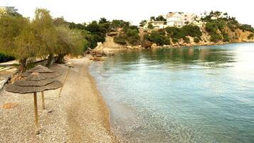 Di pantai, kerusi lepak pantai, payung