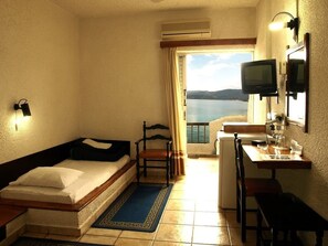 In-room safe, iron/ironing board, free cribs/infant beds, free WiFi - Sea View (Corinth)