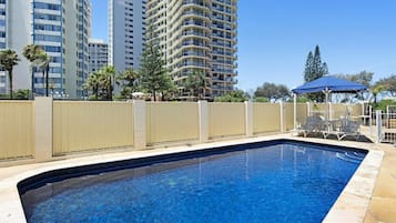 Una piscina al aire libre, una piscina climatizada