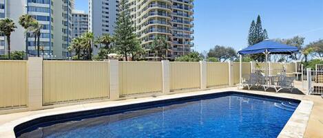 Een buitenzwembad en een verwarmd zwembad