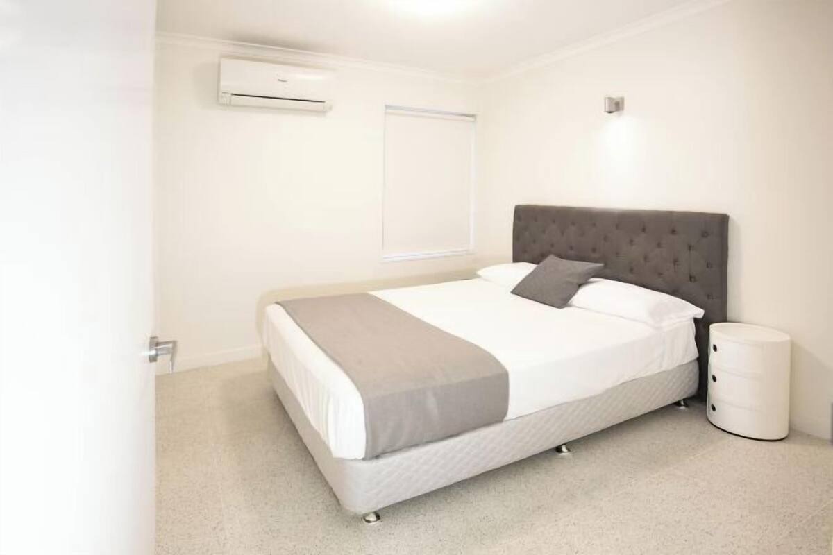 Iron/ironing board, free WiFi, individually furnished, bed sheets