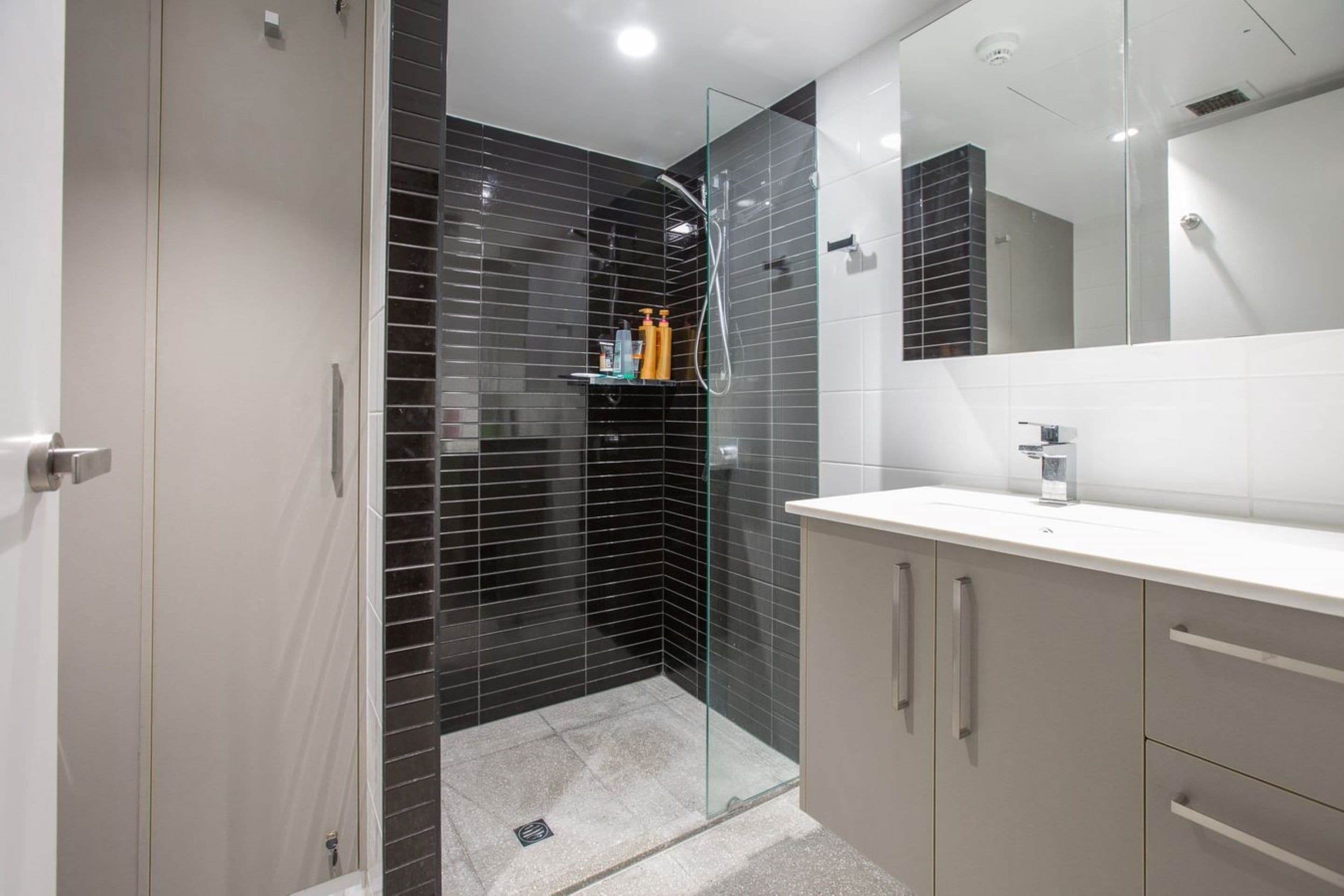 Luxury-Apartment, 2 Schlafzimmer, Erdgeschoss | Badezimmer | Dusche, Haartrockner, Handtücher, Toilettenpapier