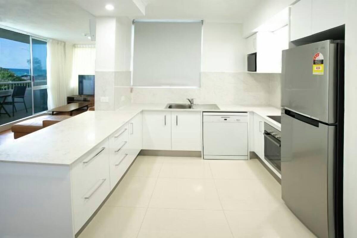 Private kitchen | Full-sized fridge, microwave, oven, stovetop