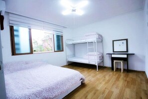 패밀리룸 (4 Person Room, Shared Bathroom) | 저자극성 침구, 다리미/다리미판, 무료 WiFi