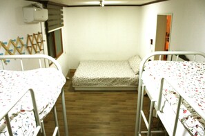 Habitación familiar (6 Person Room, Private Bathroom) | Ropa de cama hipoalergénica, tabla de planchar con plancha, wifi gratis