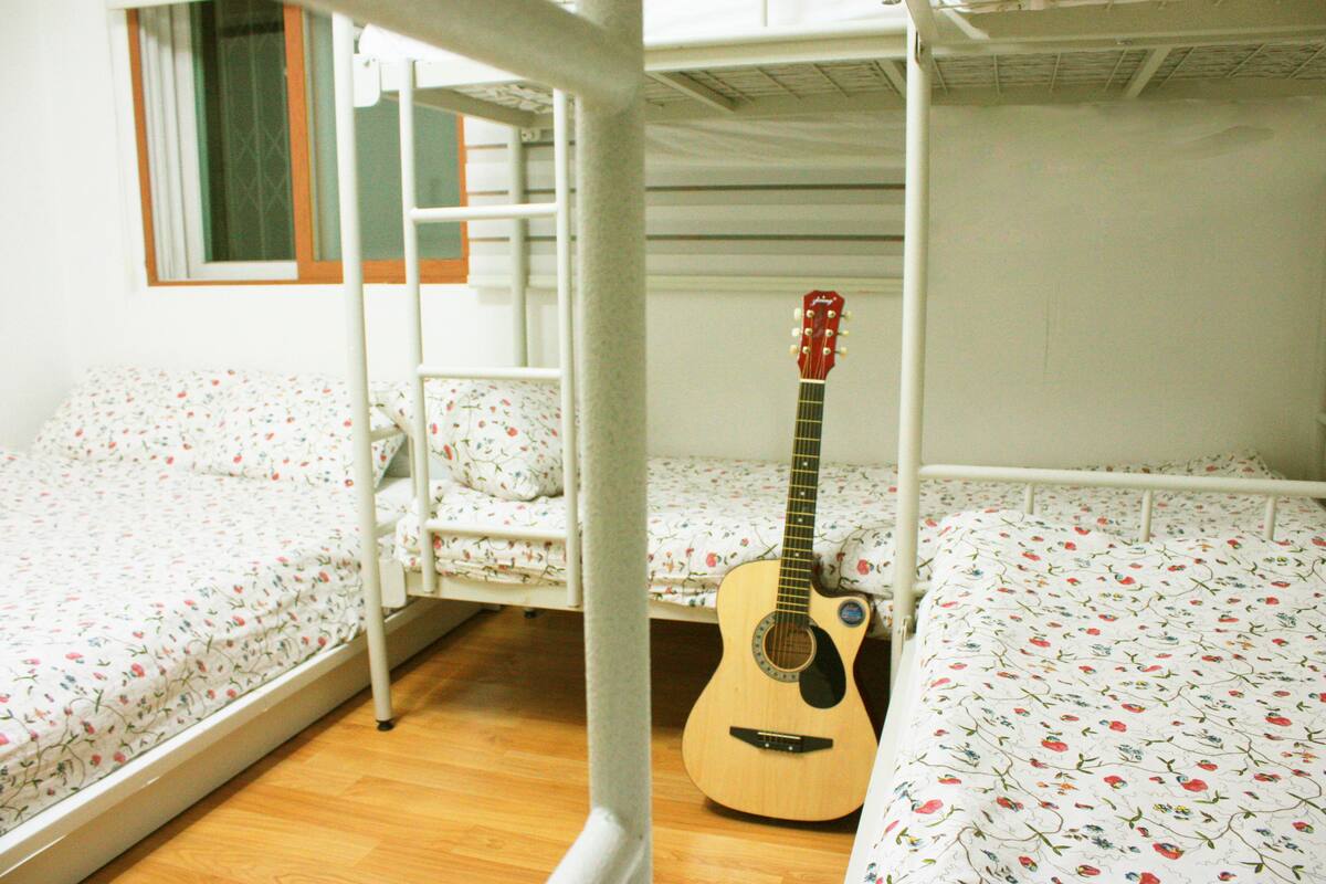 Family Room (6 Person Room, Private Bathroom)