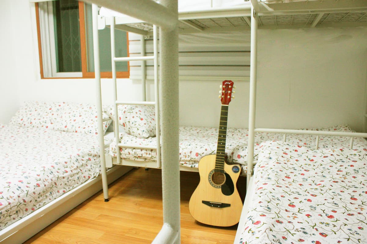 Family Room (6 Person Room, Private Bathroom)