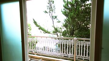 Twin Room (Shared Bathroom) | Balcony