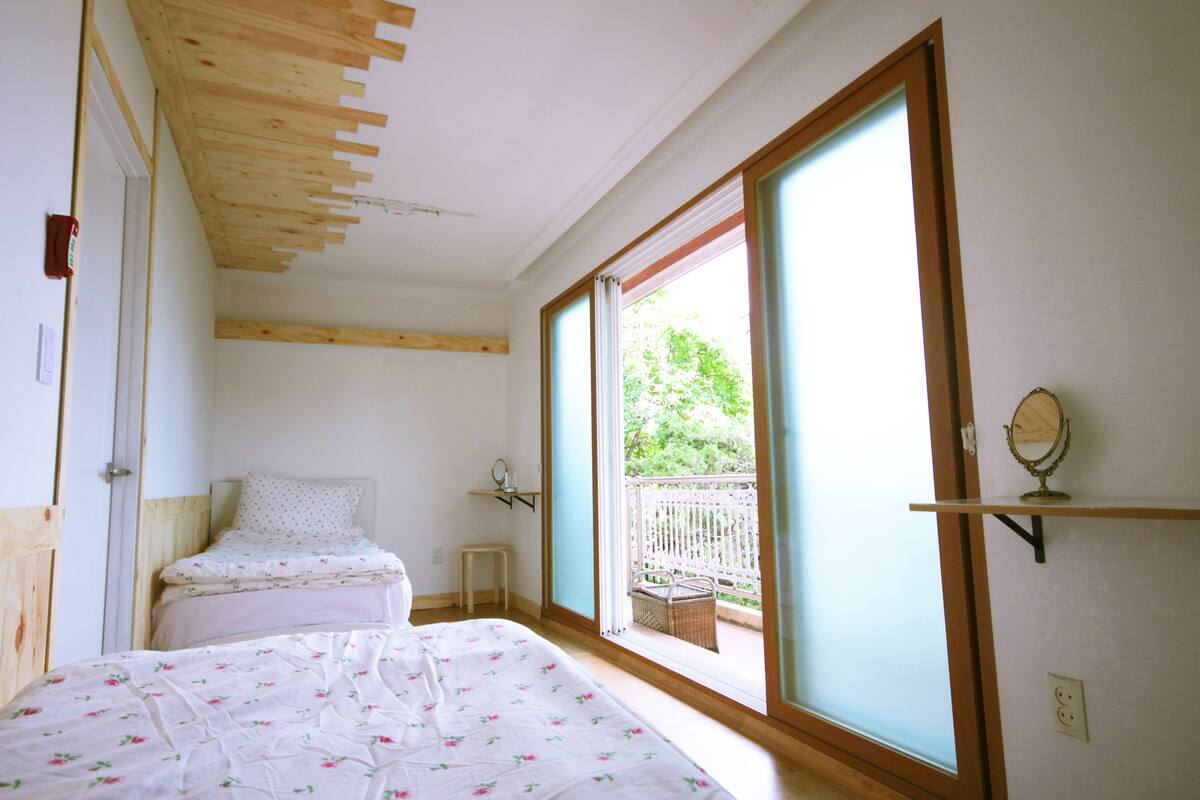 Twin Room (Shared Bathroom)