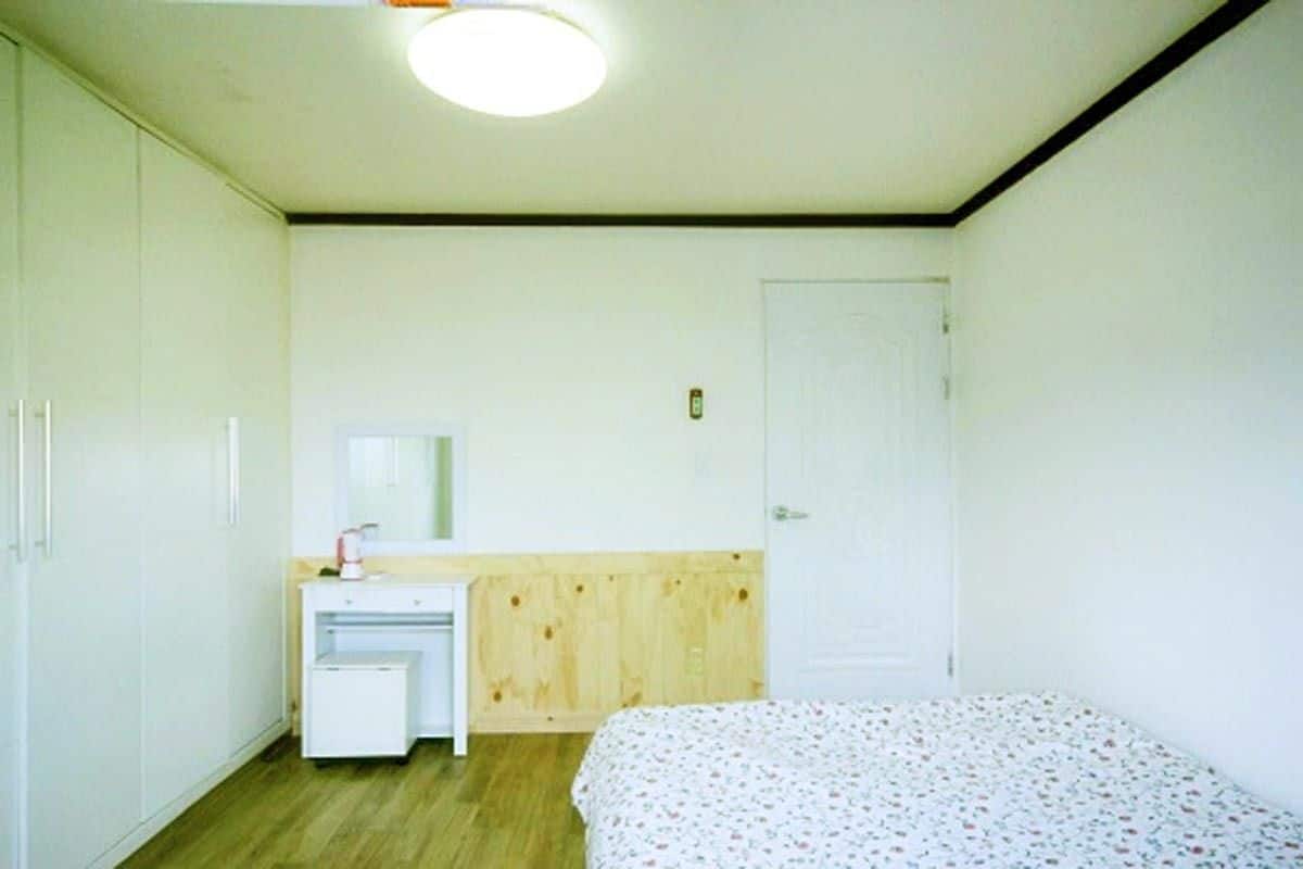 Hypo-allergenic bedding, iron/ironing board, free WiFi