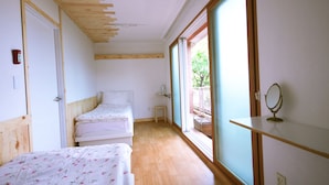 Habitación con 2 camas individuales (Shared Bathroom)