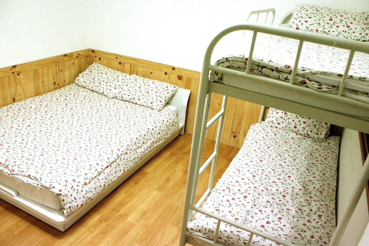 Family Room (4 Person Room, Shared Bathroom)