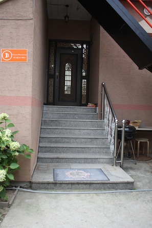 Entrée de l’hébergement