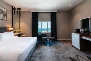 Hochwertige Bettwaren, Minibar, Zimmersafe, Schreibtisch