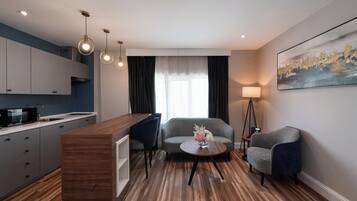 Familie suite, 2 slaapkamers, uitzicht op zee | Luxe beddengoed, een minibar, een kluis op de kamer, een bureau