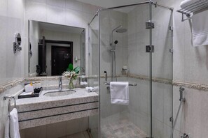 Dusche, Regendusche, kostenlose Toilettenartikel, Haartrockner