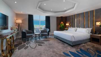 Luxe beddengoed, een minibar, een kluis op de kamer, een bureau