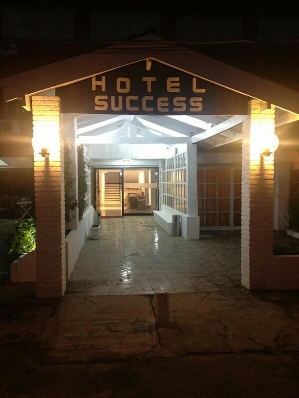 Front of property - evening/night - Hotel New Success (Punta del Este)