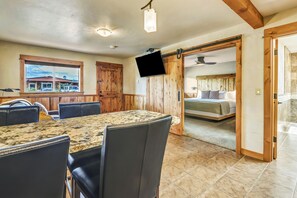 Full-size fridge, microwave, oven, stovetop