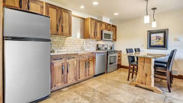 Full-sized fridge, microwave, oven, stovetop