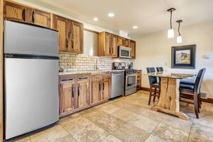 Full-size fridge, microwave, oven, stovetop
