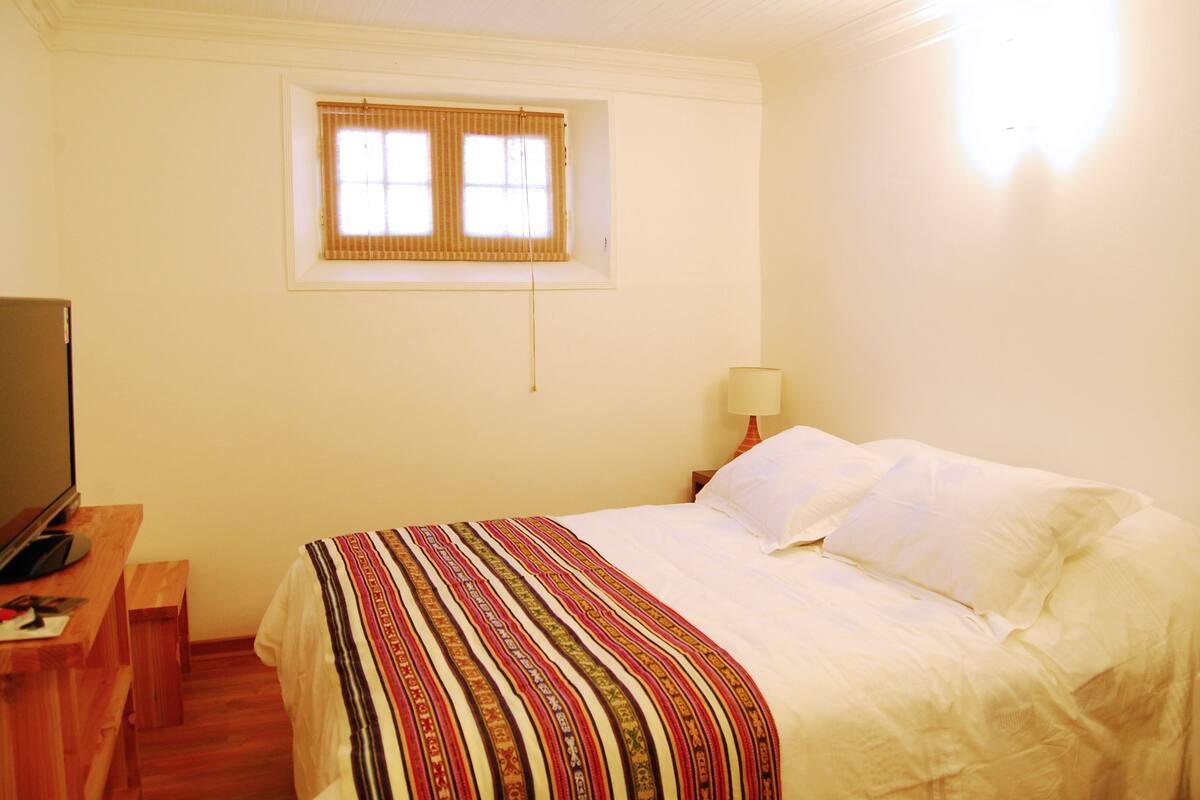 Suite económica, 1 cama matrimonial, baño privado | Caja de seguridad en la habitación y wifi gratis
