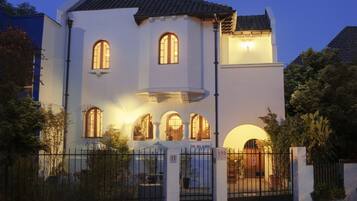 Fassade der Unterkunft – Abend/Nacht
