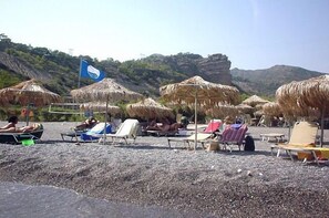 Ubicación cercana a la playa, tumbonas, sombrillas y vóley playa