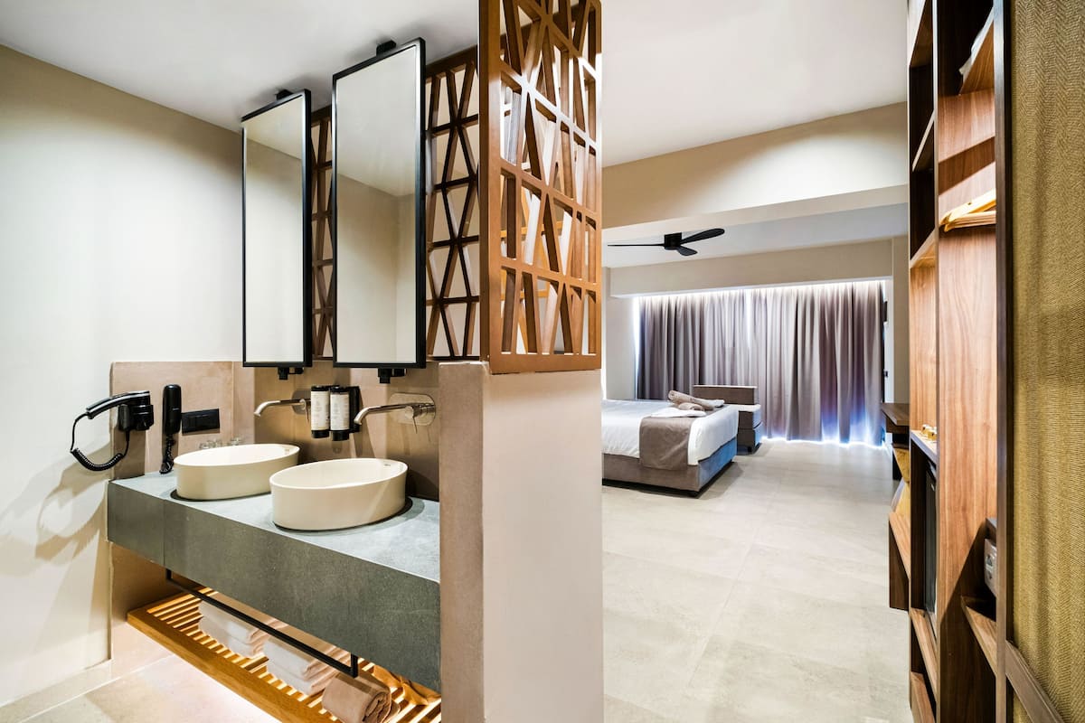 Superior Room with Side Sea View & Hot Tub | Tallelokero huoneessa, äänieristys, silitysrauta/-lauta, ilmainen Wi-Fi