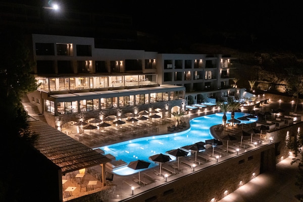 Außenpool, geöffnet von 08:00 Uhr bis 20:00 Uhr, Sonnenschirme