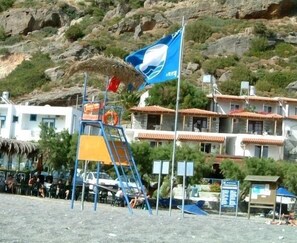 Ubicación cercana a la playa, tumbonas, sombrillas y vóley playa