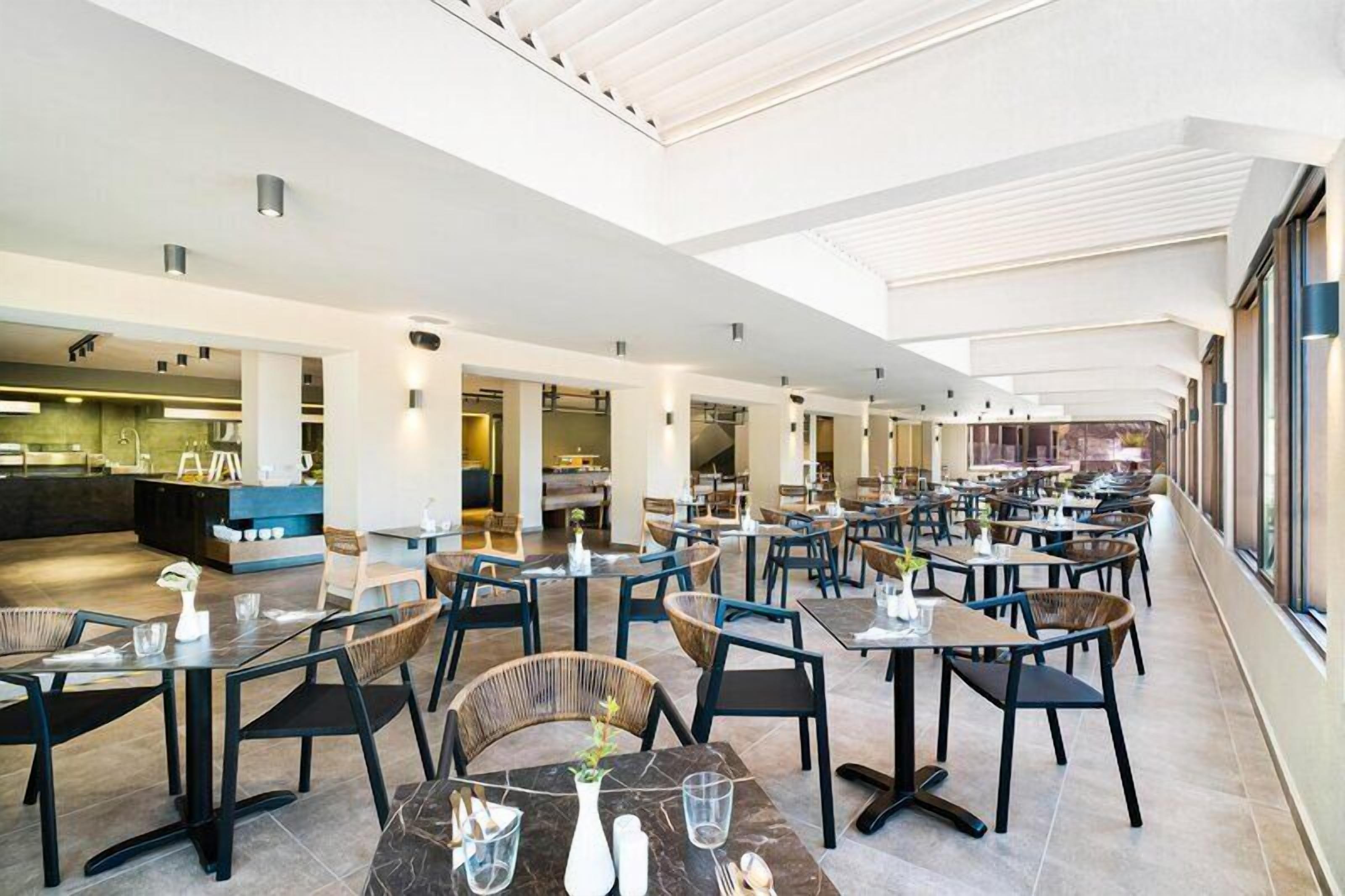 2 restaurantes; se sirven desayunos, comidas y cenas