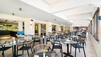 2 restaurantes; se sirven desayunos, comidas y cenas