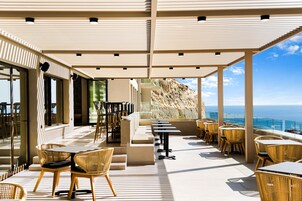 Se sirven desayunos y almuerzos; cocina griega; con vista a la piscina