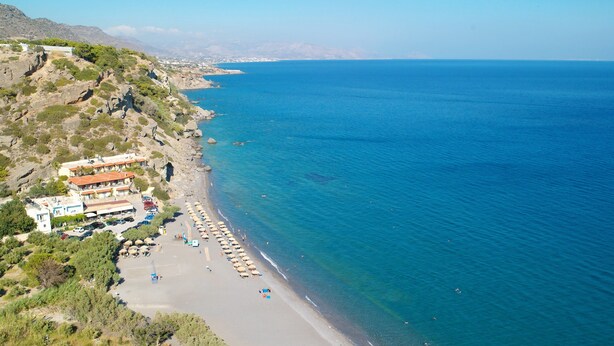 A coastal hotel with multiple buildings, a beach, and a clear view of the sea. - Harmony E Rock Hotel (Ierapetra)