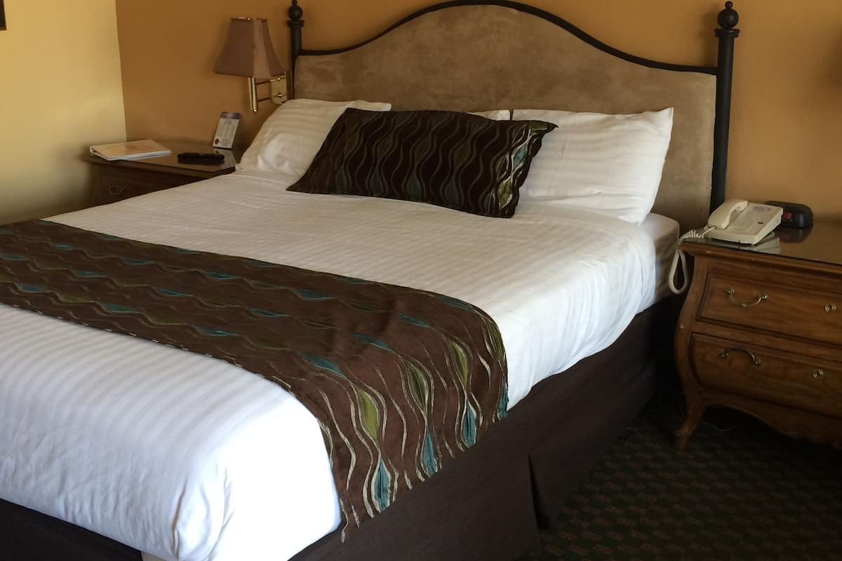 Tabla de planchar con plancha, wifi gratis y ropa de cama