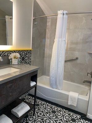 Deluxe Studio Suite, 1 Bedroom | Bathroom - Oasis Inn & Suites (Santa Barbara)