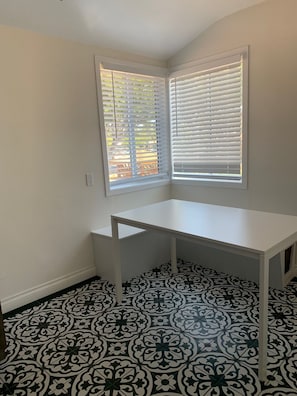 Deluxe Studio Suite, 1 Bedroom | In-room dining