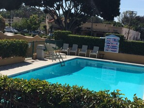 Outdoor pool - Oasis Inn & Suites (Santa Barbara)