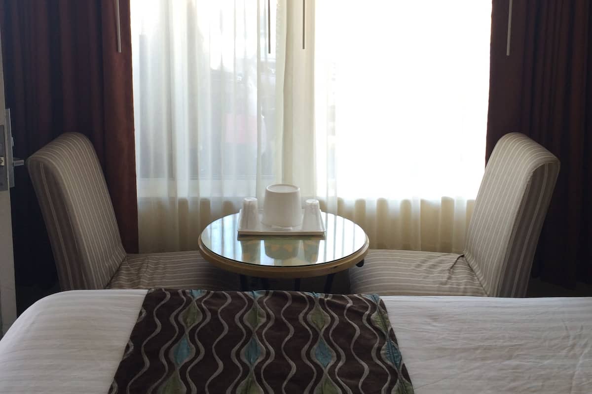 Tabla de planchar con plancha, wifi gratis y ropa de cama