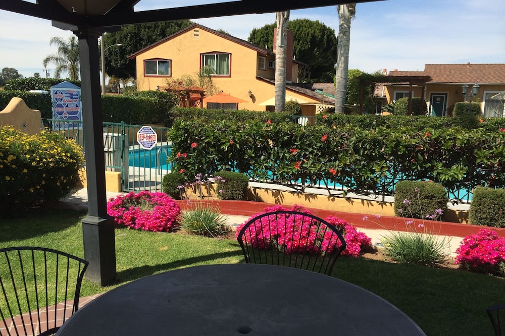 Oasis Inn & Suites