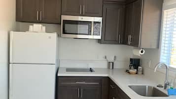 Deluxe Studio Suite, 1 Bedroom | Private kitchen | Mini-fridge, microwave, coffee/tea maker