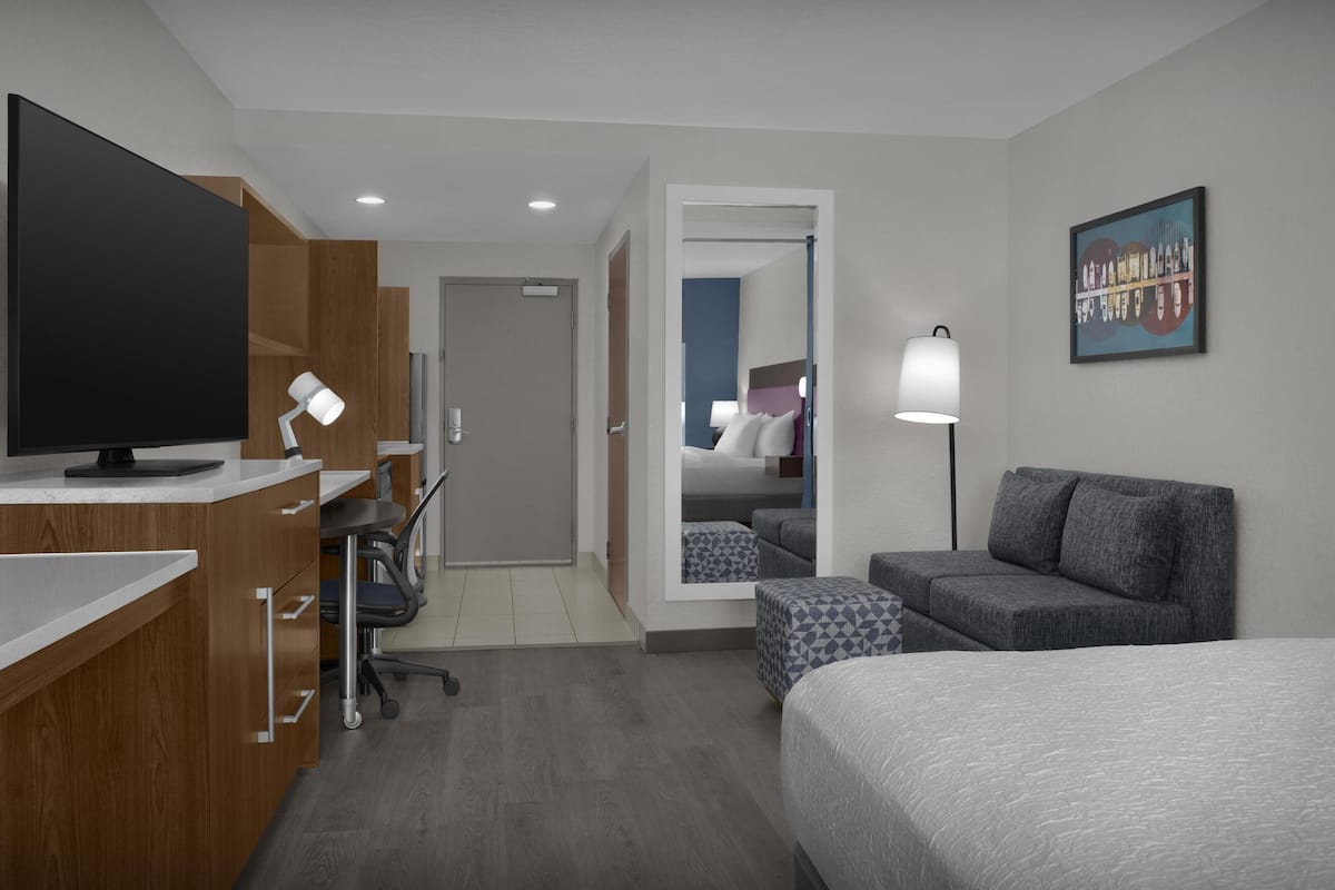 Suite, 1 King Bed | Living area