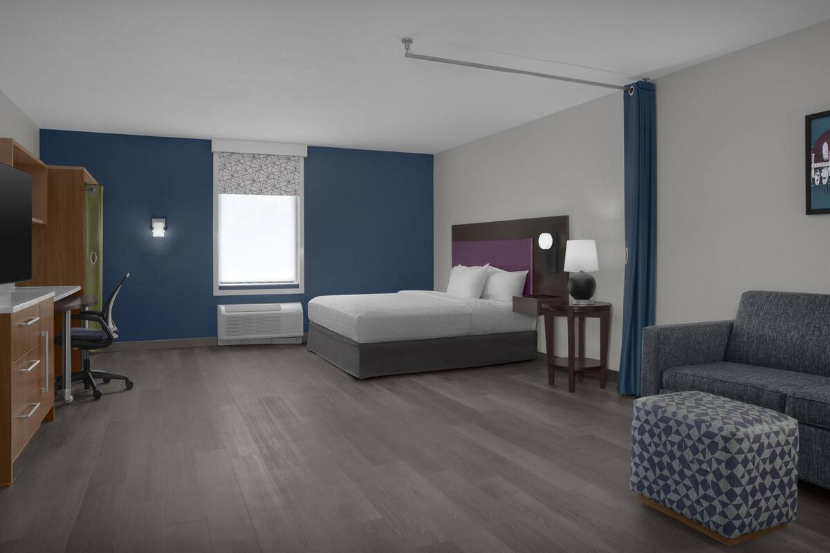 Studio, 1 King Bed, Accessible (Roll In Shower) | Living area