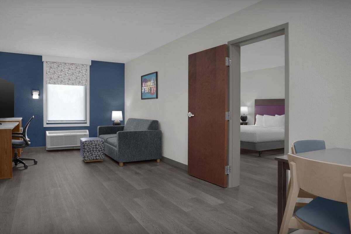 Suite, 1 King Bed, Accessible, Non Smoking | Living area