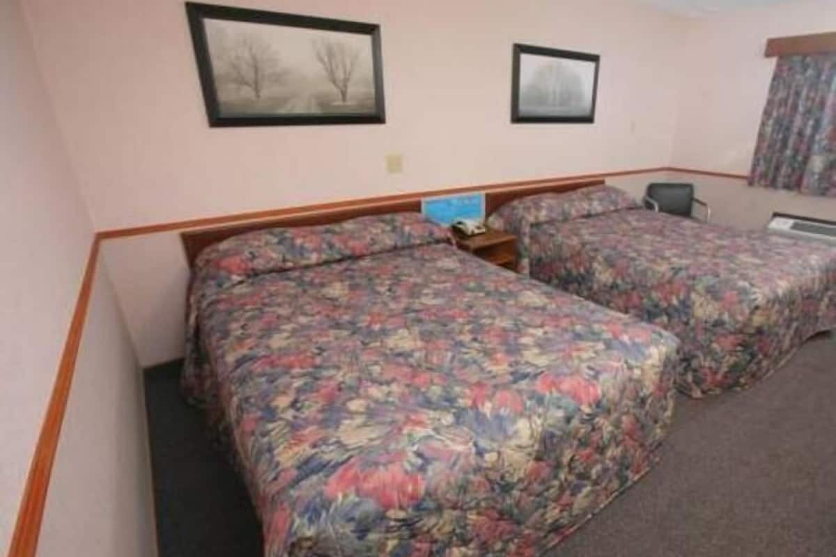 Premium bedding, desk, iron/ironing board, free WiFi