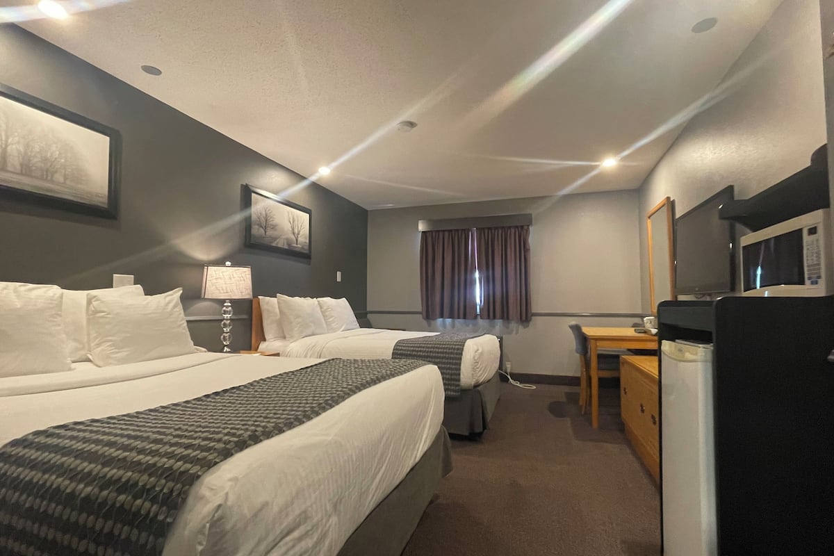 Premium bedding, desk, iron/ironing board, free WiFi